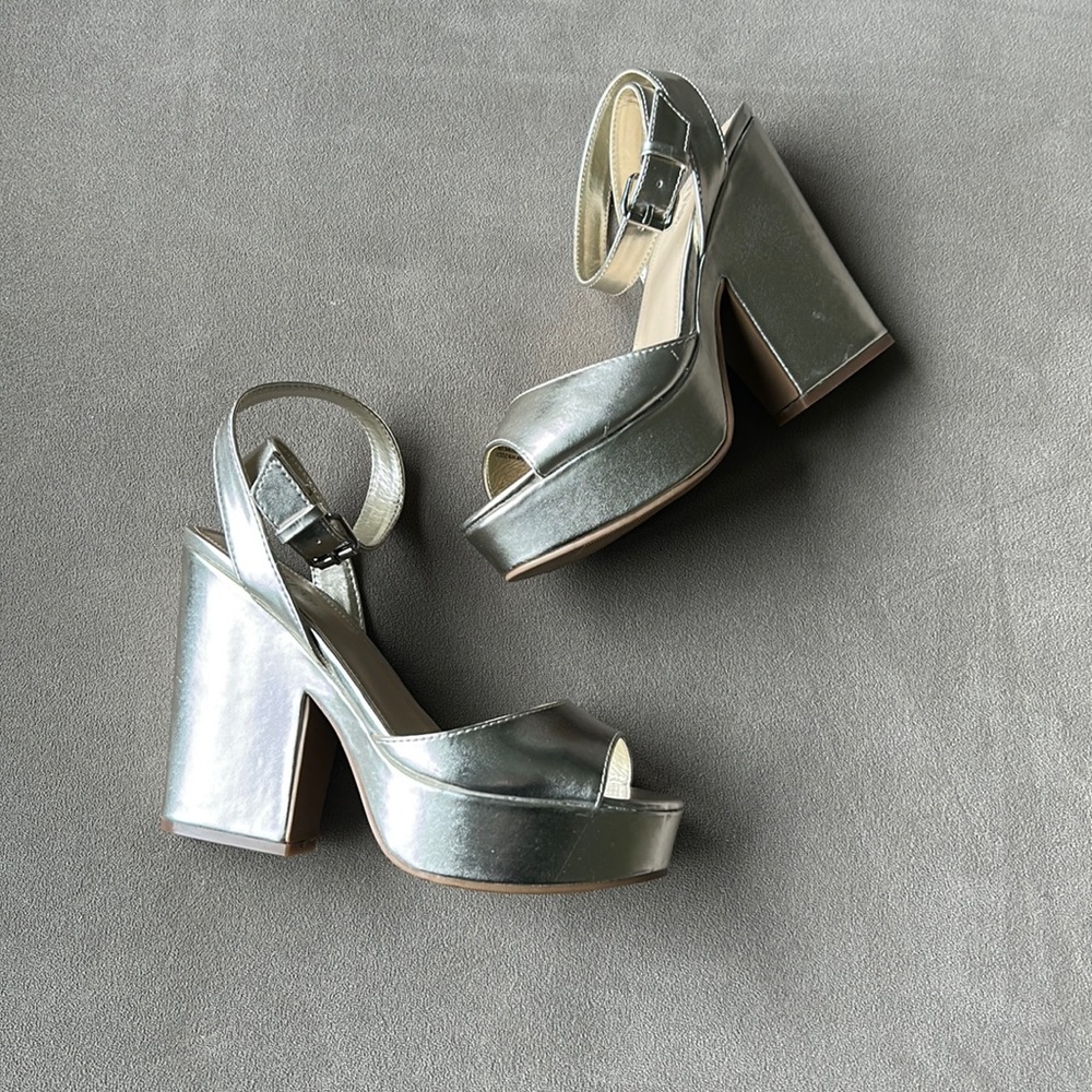 JustFab Niki retro platform sandal in champagne size 7